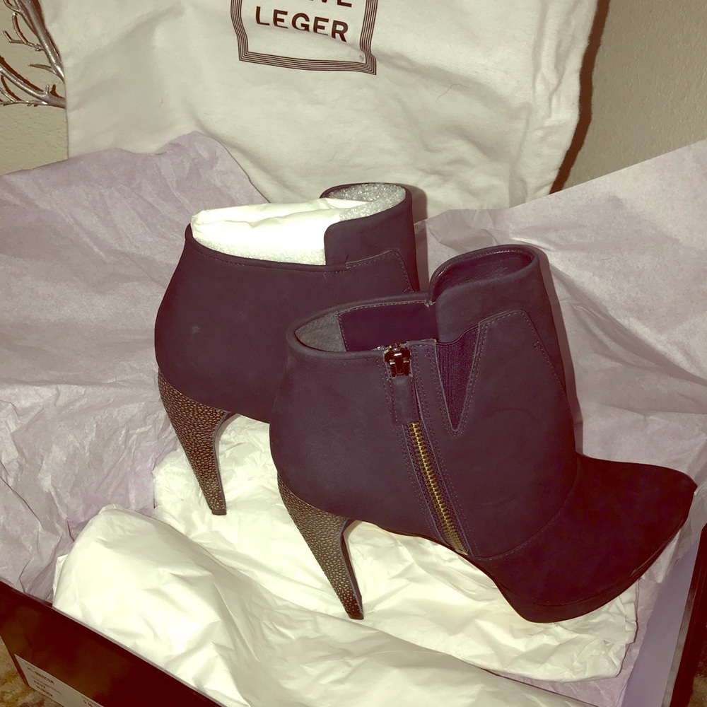 🔥NWT - Herve Leger - Navy Suede Booties🔥